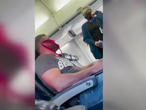 Il porte un string en guise de masque et se fait expulser d'un avion 